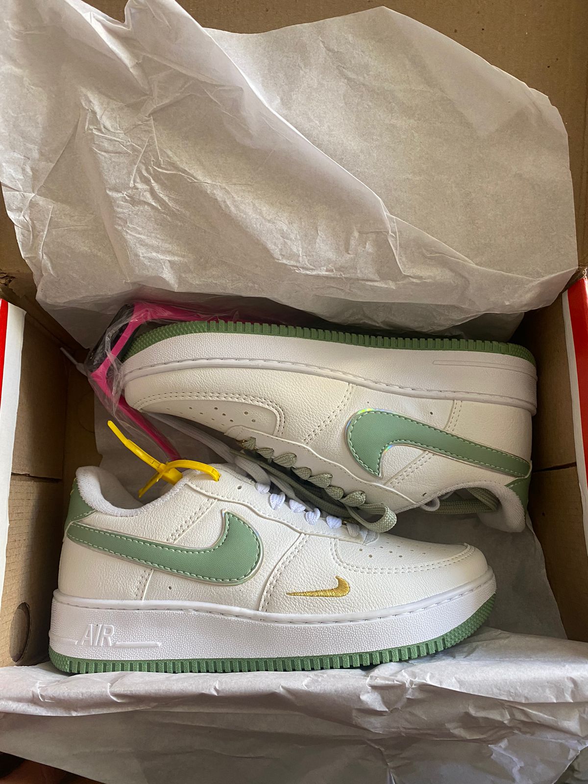 Tênis Nike Air Force 1 + Brinde