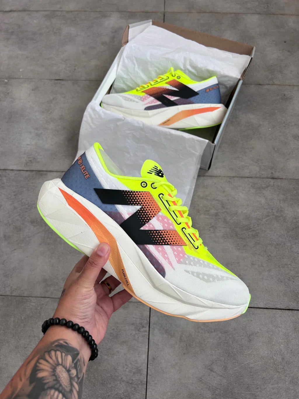 Tenis N. Balance Fuelcell Rebel V4 - Verde e Laranja