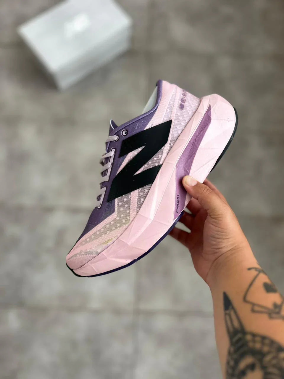 Tenis N. Balance Fuelcell Rebel V4 - Rosa e Roxo