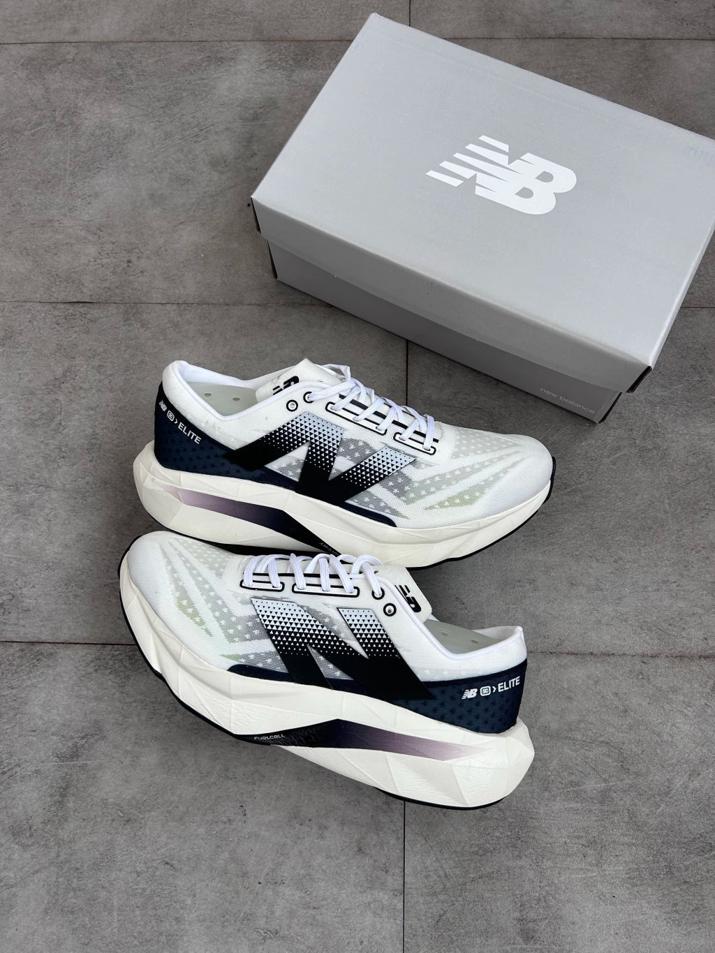 Tenis N. Balance Fuelcell Rebel V4 - Branco e Preto