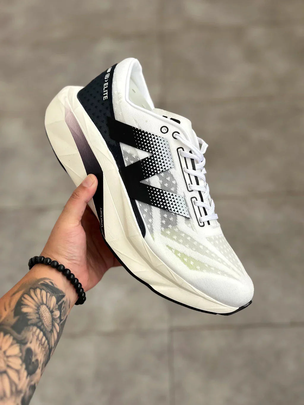 Tenis N. Balance Fuelcell Rebel V4 - Branco e Preto