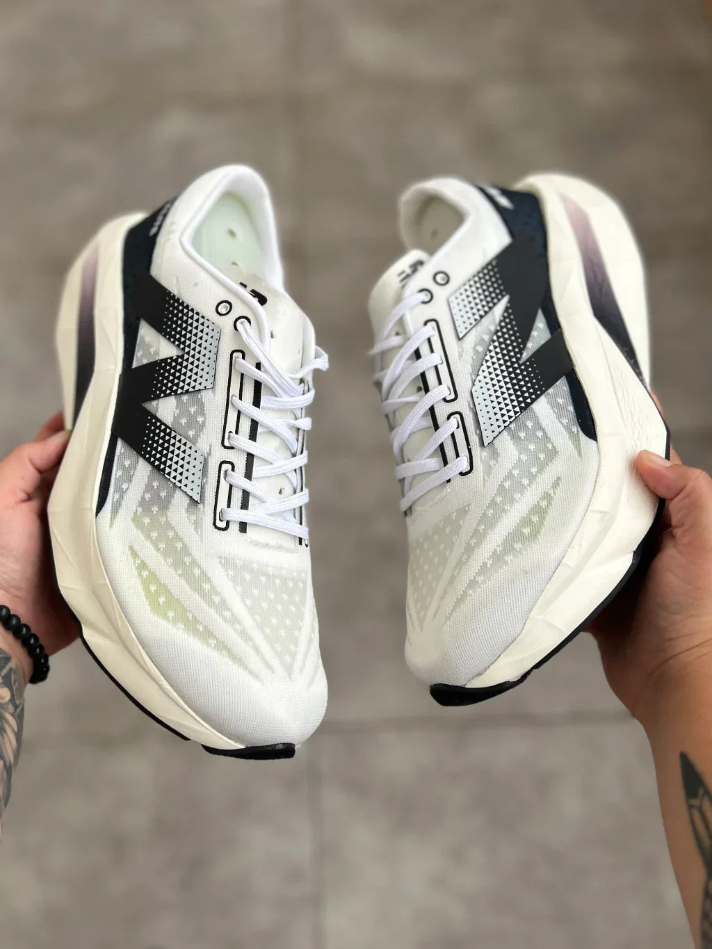 Tenis N. Balance Fuelcell Rebel V4 - Branco e Preto