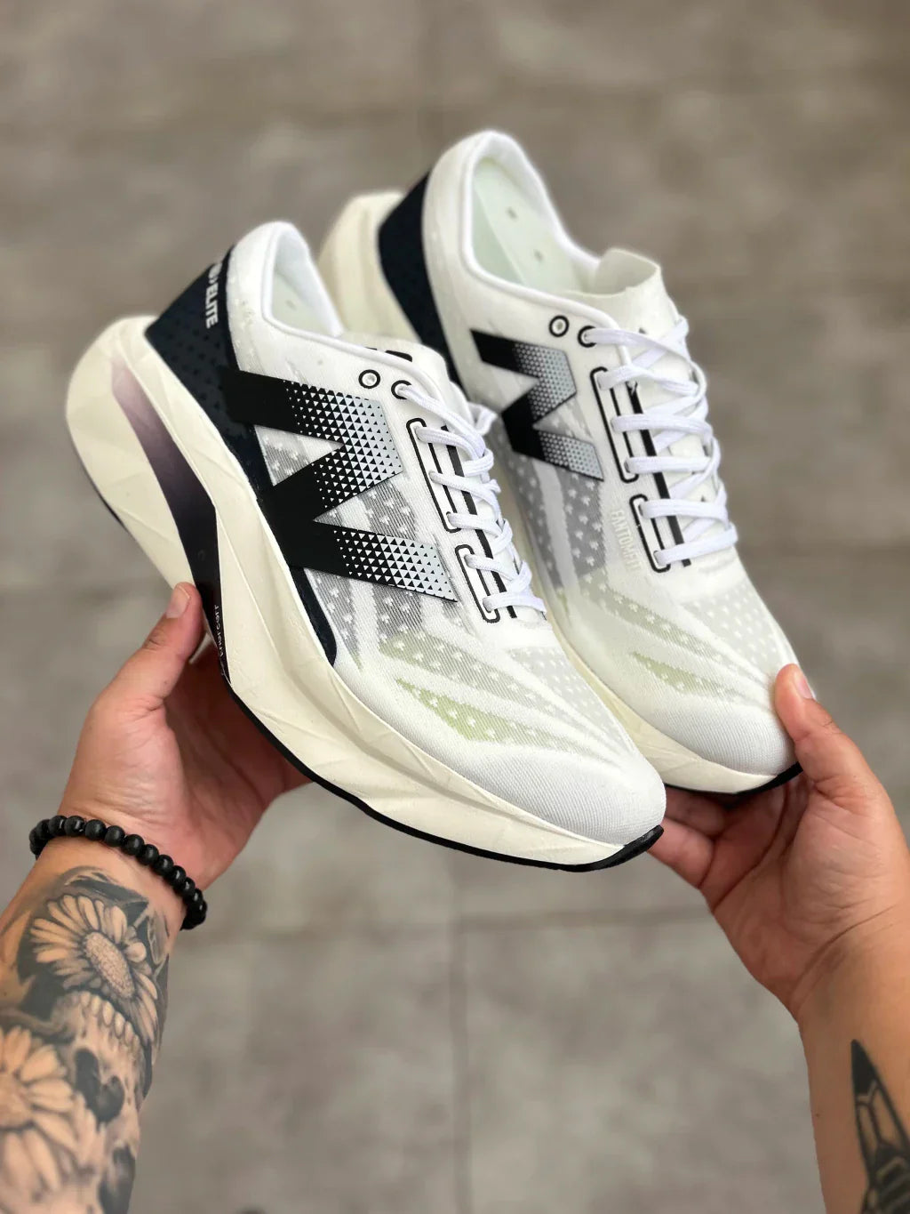 Tenis N. Balance Fuelcell Rebel V4 - Branco e Preto