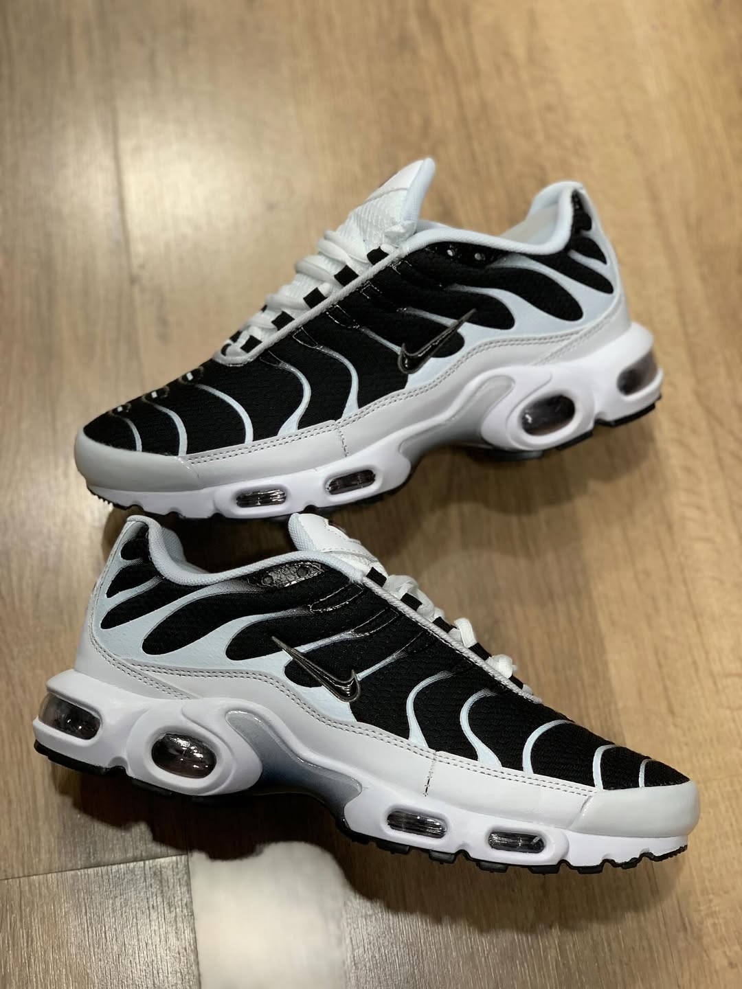 Nike Air Max TN Plus - Branco com Preto