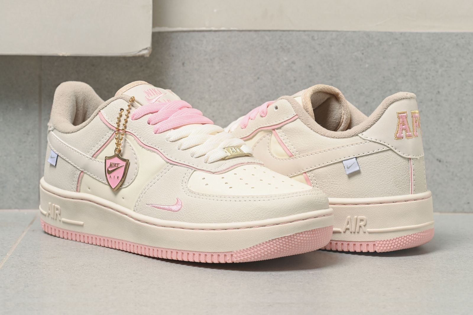 Nike Air Force 1 + Brinde