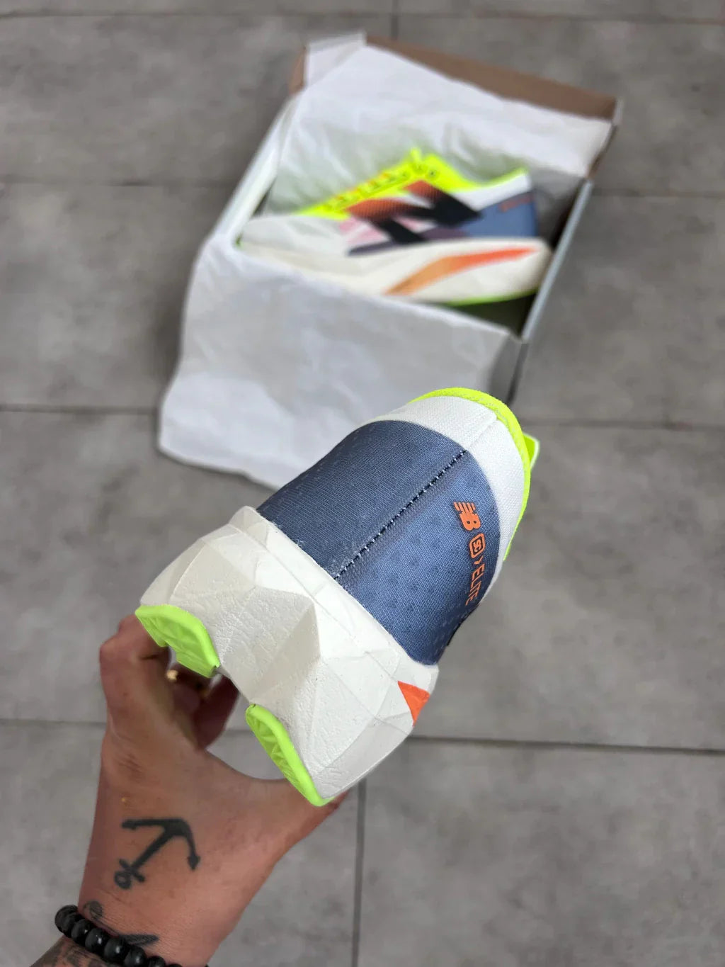 Tenis N. Balance Fuelcell Rebel V4 - Amarelo e Branco