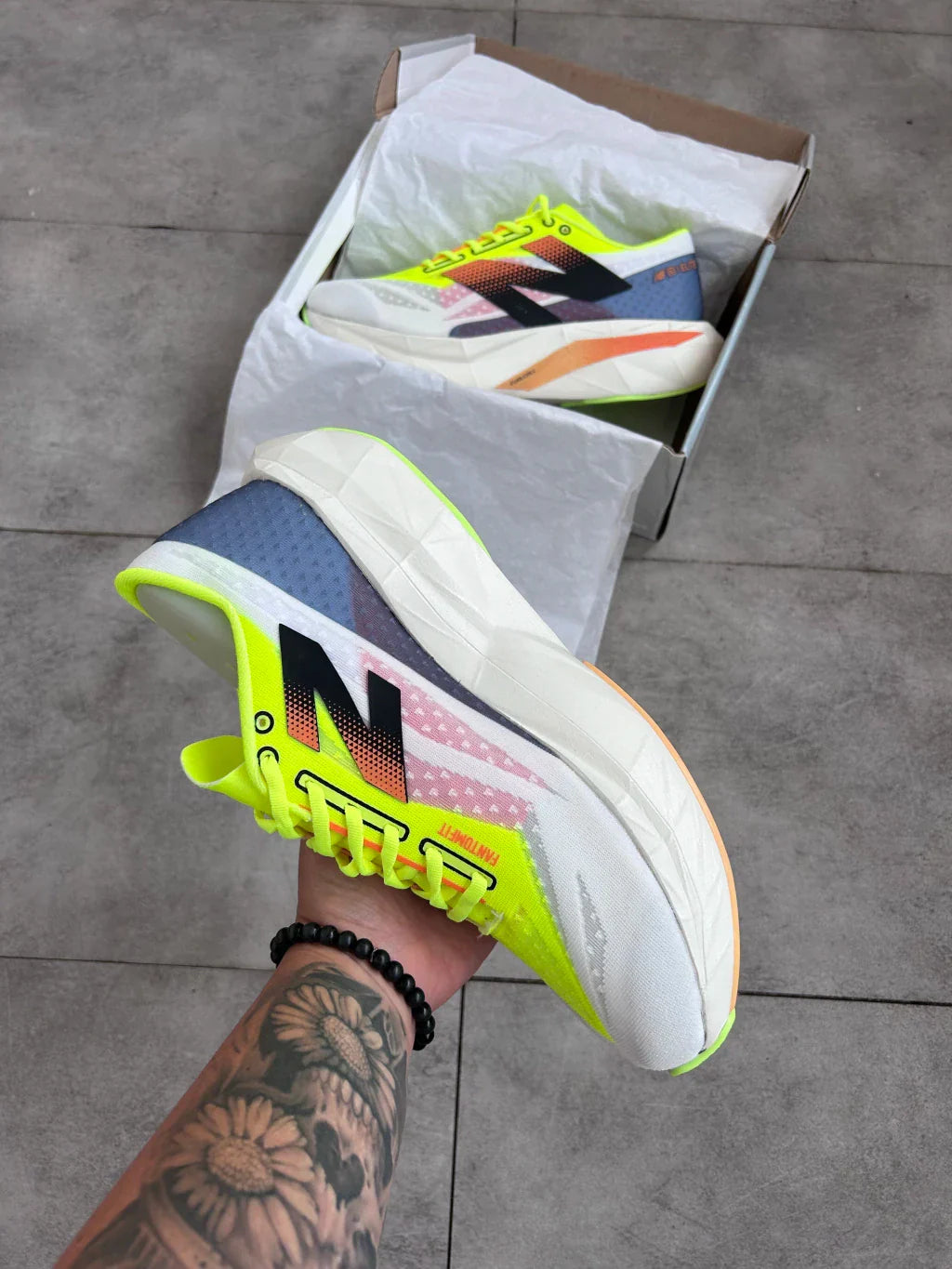 Tenis N. Balance Fuelcell Rebel V4 - Amarelo e Branco