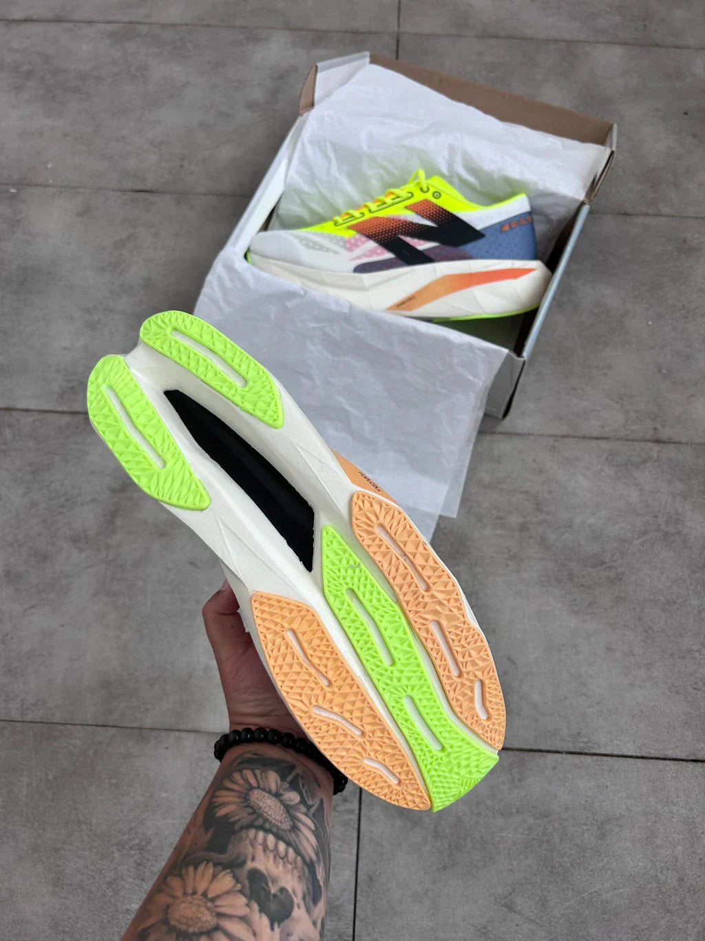 Tenis N. Balance Fuelcell Rebel V4 - Verde e Laranja
