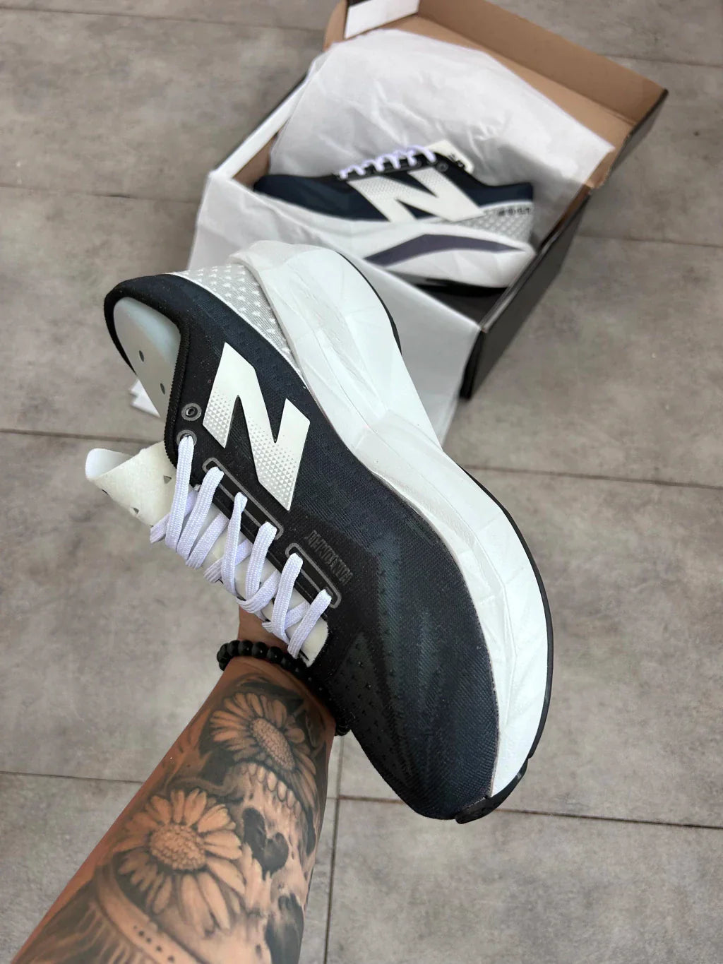 Tenis N. Balance Fuelcell Rebel V4 - Branco e Azul