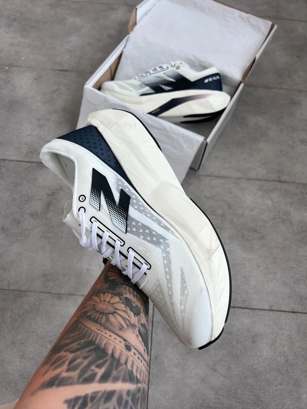 Tenis N. Balance Fuelcell Rebel V4 - Branco e Preto
